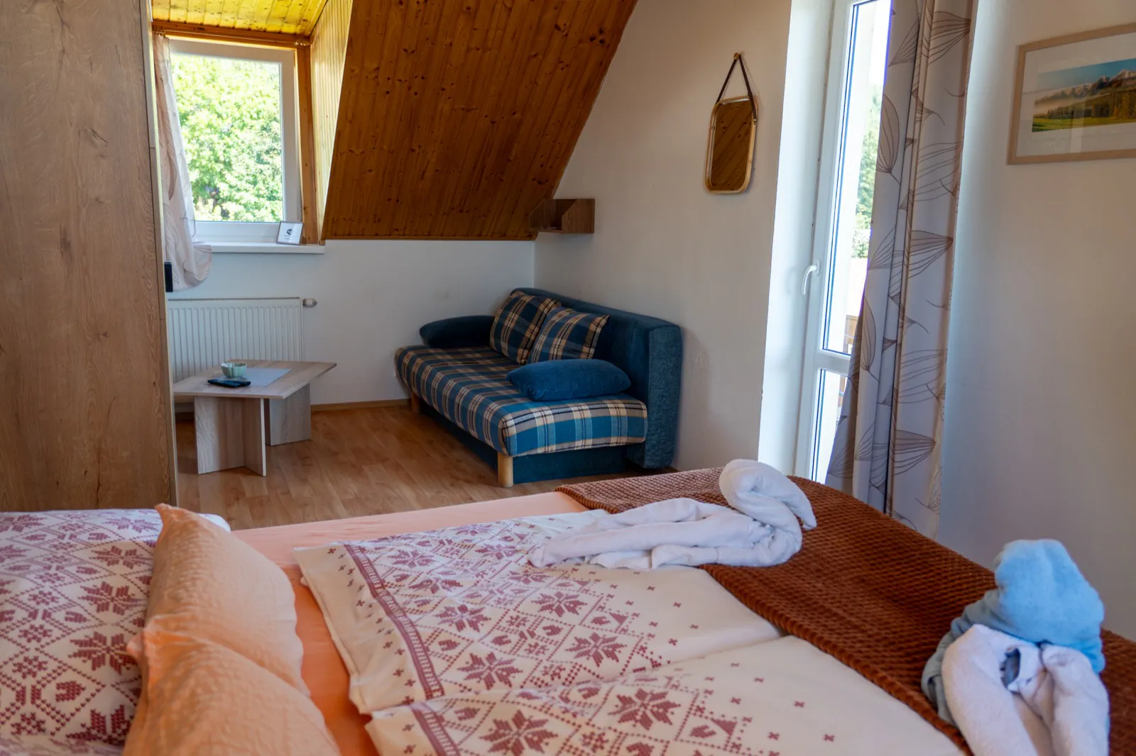 Izba s manželskou posteľou a východom na balkón