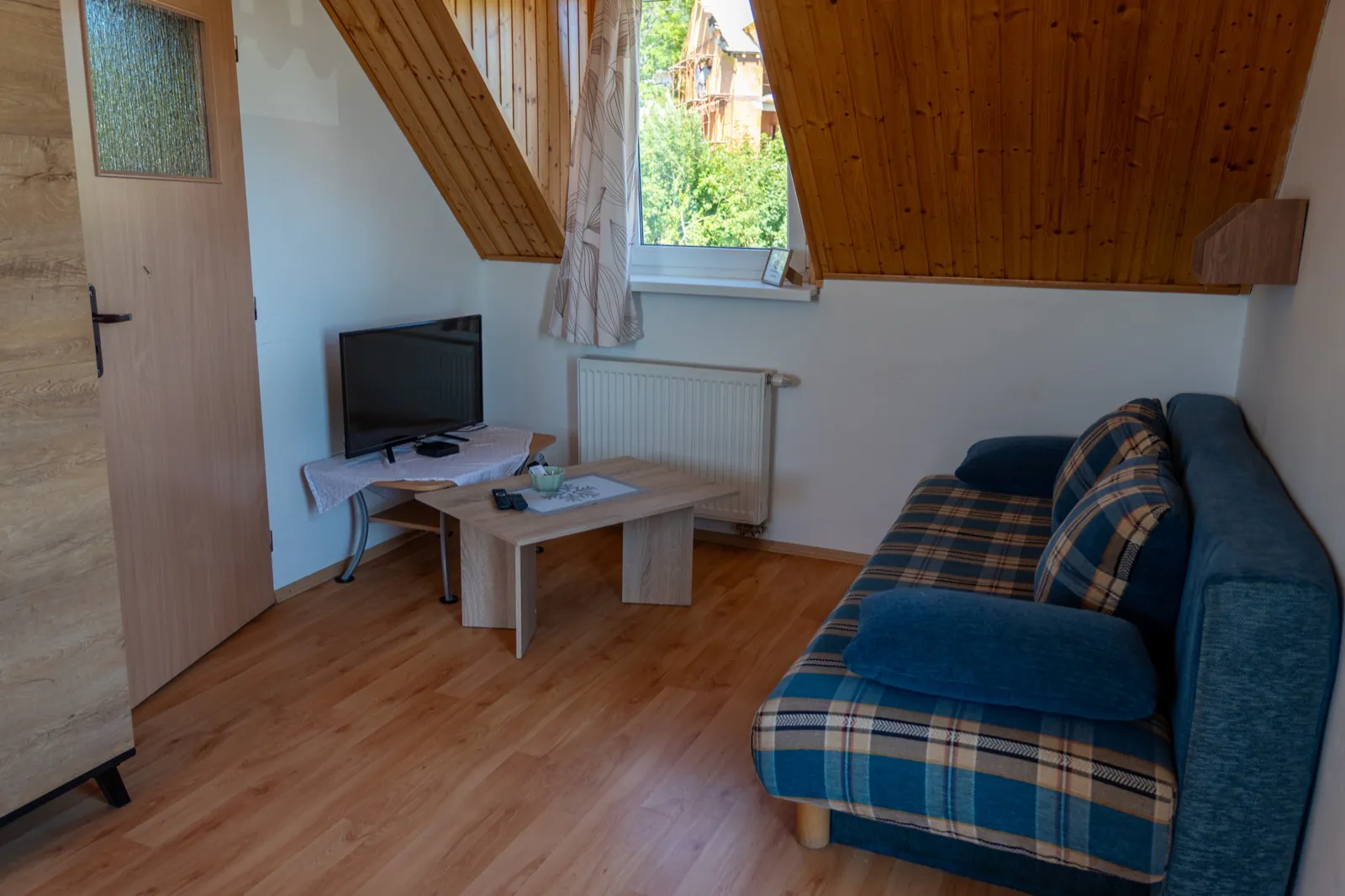 Spoločenský kút s pohovkou a televízorom