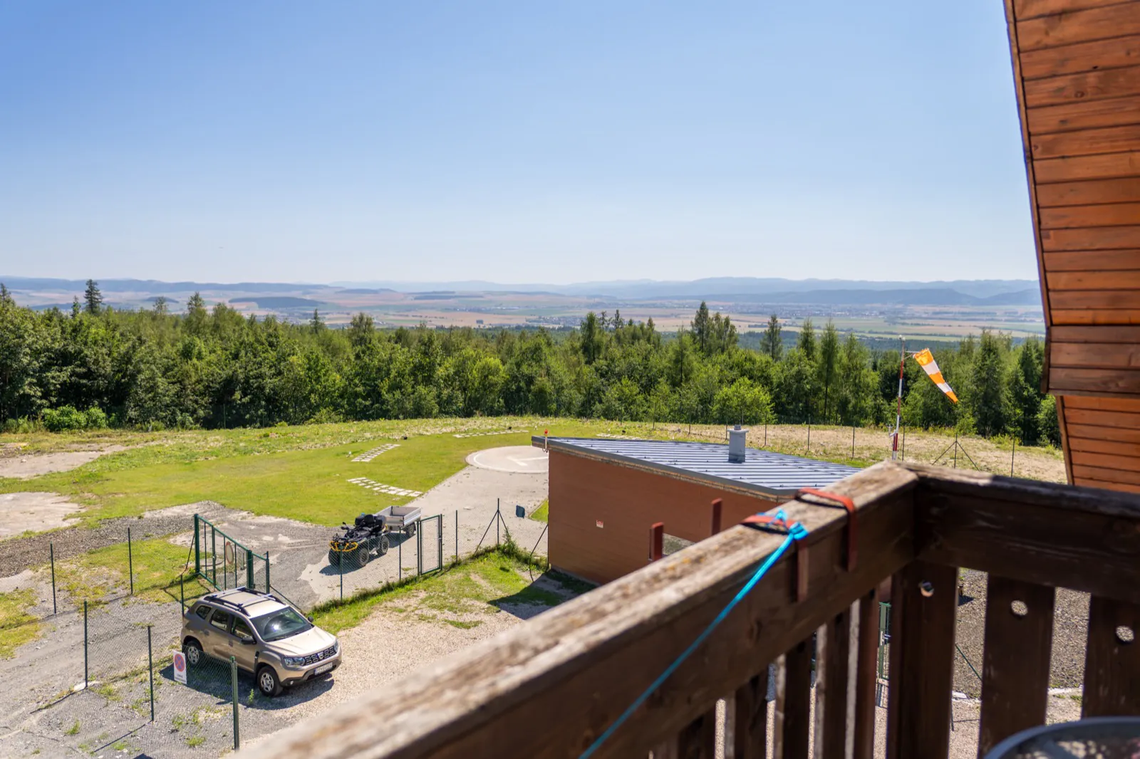 Výhľad z balkóna na areál a okolitú krajinu